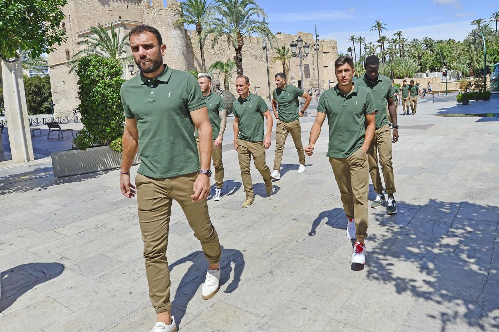 El Elche Club de Fútbol ha realizado este miércoles la tradicional ofrenda de flores a la Virgen de la Asunción.