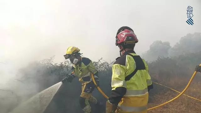 Los bomberos frente a las llamas de Tírig este domingo