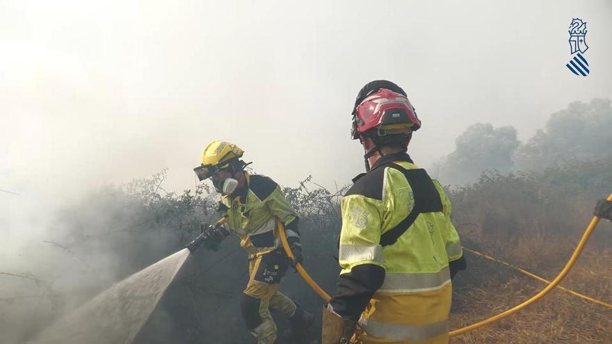 Los bomberos frente a las llamas de Tírig este domingo
