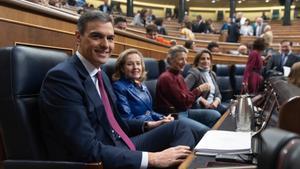 El presidente del Gobierno, Pedro Sánchez y la vicepresidenta primera y ministra de Economía, Nadia Calviño, durante un pleno en el Congreso de los Diputados, a 20 de diciembre de 2023, en Madrid (España).