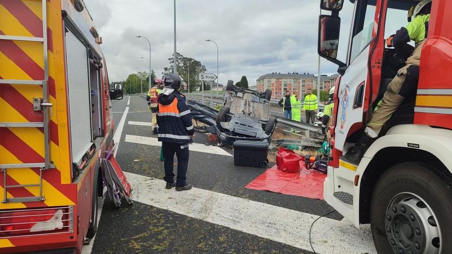 Coche volcado en O Burgo.