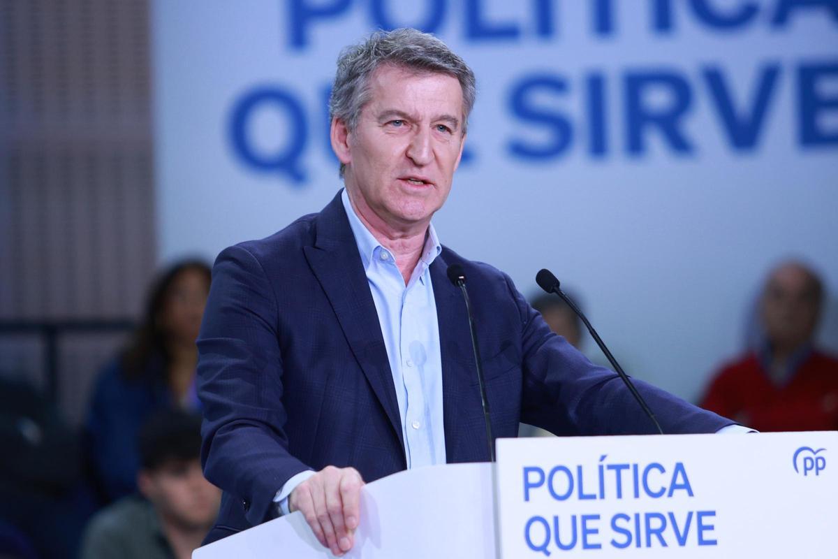 Feijóo descarta la «drecera» de la moció de censura amb Junts i aclama el PP contra la «república bananera» de Sánchez
