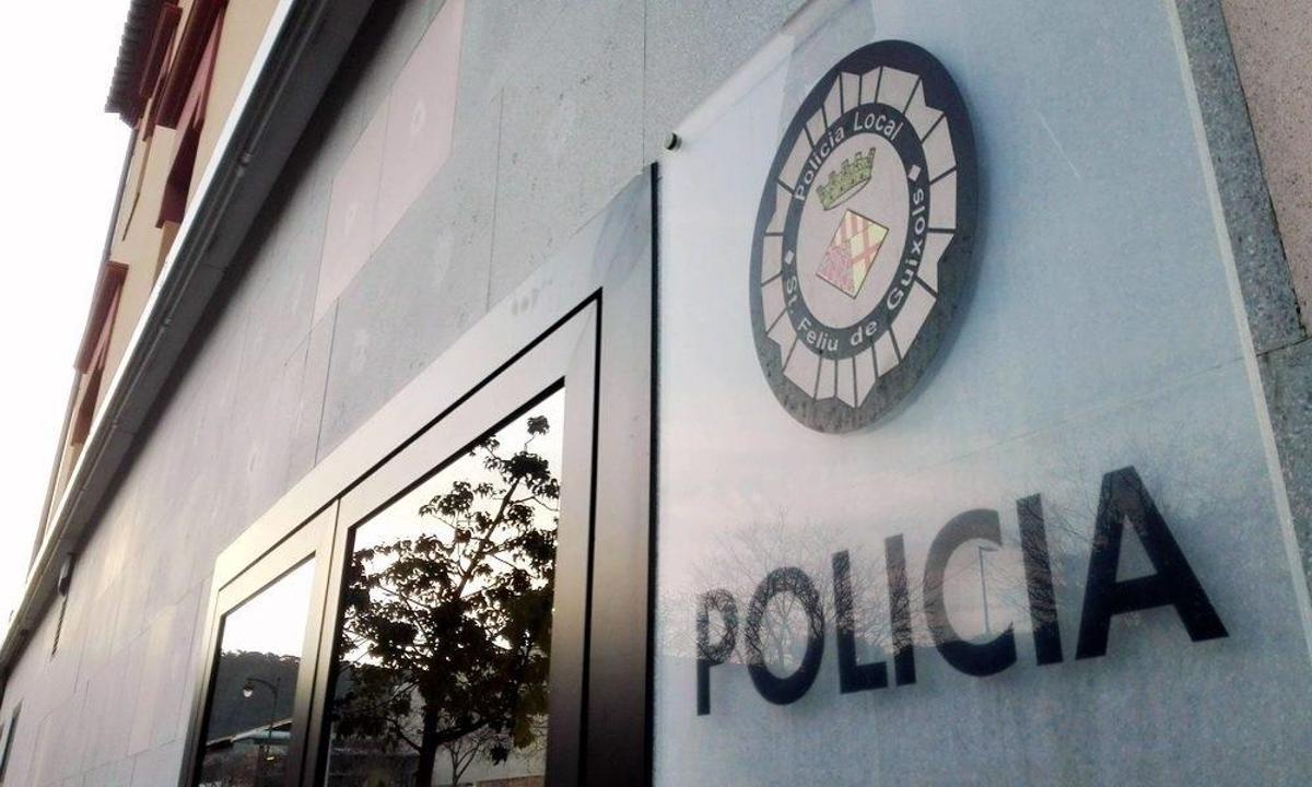 Quatre agents van auxiliar la dona que anava de part