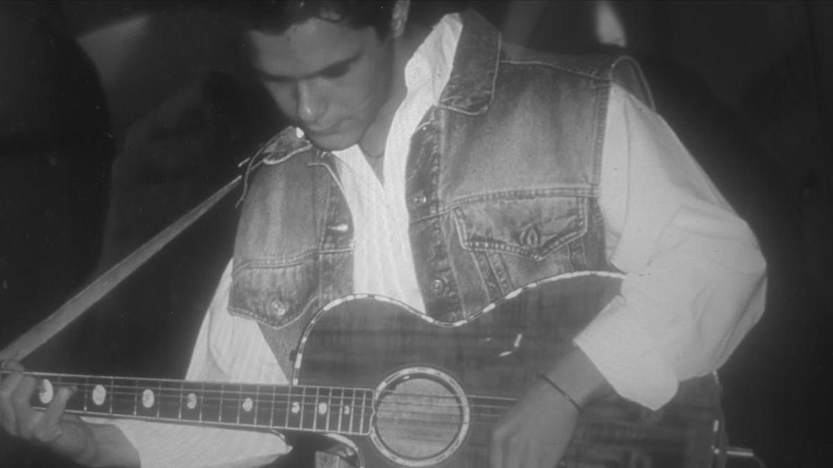 Alejandro Sanz, durante sus inicios como cantante y compositor. Imagen incluida en el libro de memorias '#Vive'