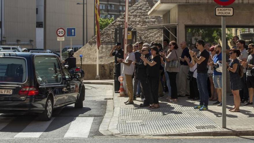 Autoridades y compañeros del policía asesinado acuden a su capilla ardiente