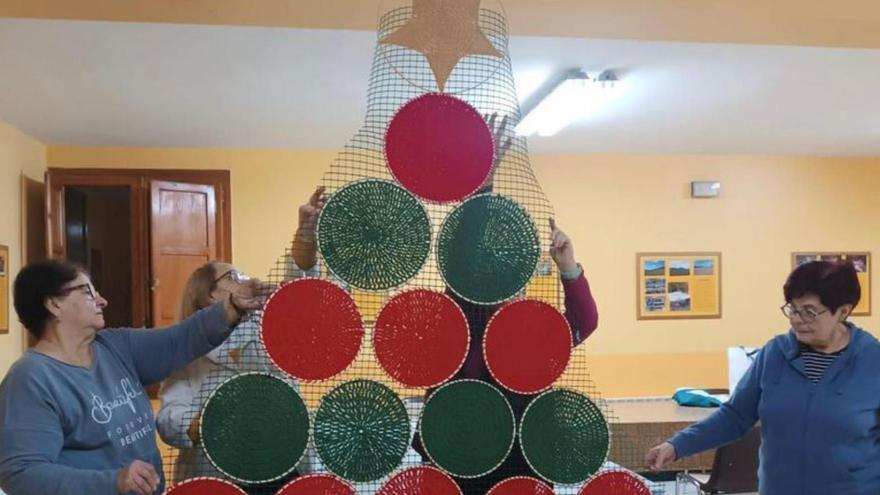Las mujeres han tejido el árbol navideño.