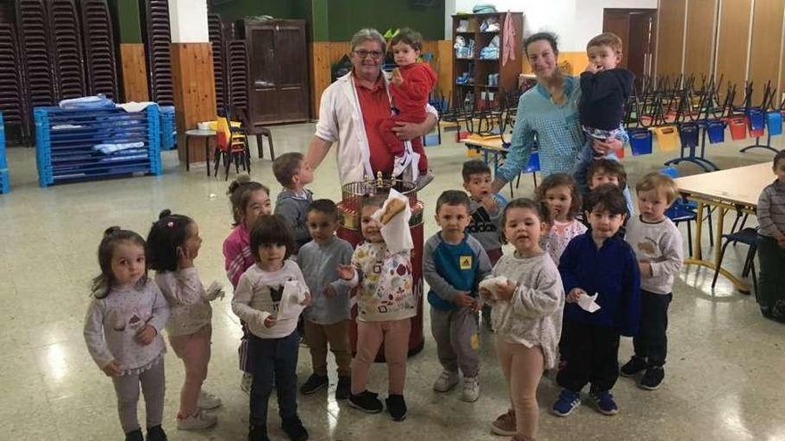 Pelayo endulza la jornada de los niños del colegio Sagrada Familia