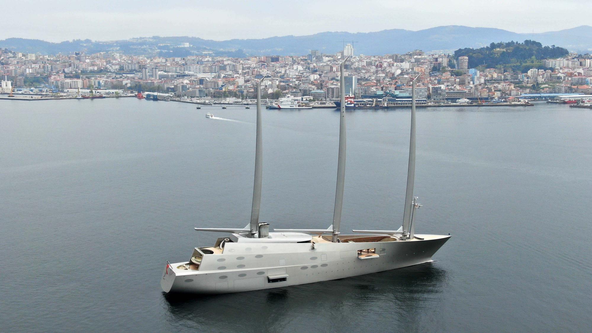 Duelo de esloras en la ría de vigo