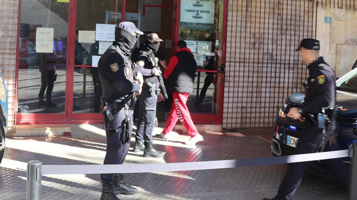 Uno de los arrestados por el tiroteo de Torrent a su llegada a los juzgados.