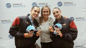 Dennis González y Emma García posan con la plata acompañados de su entrenadora Anna Vega