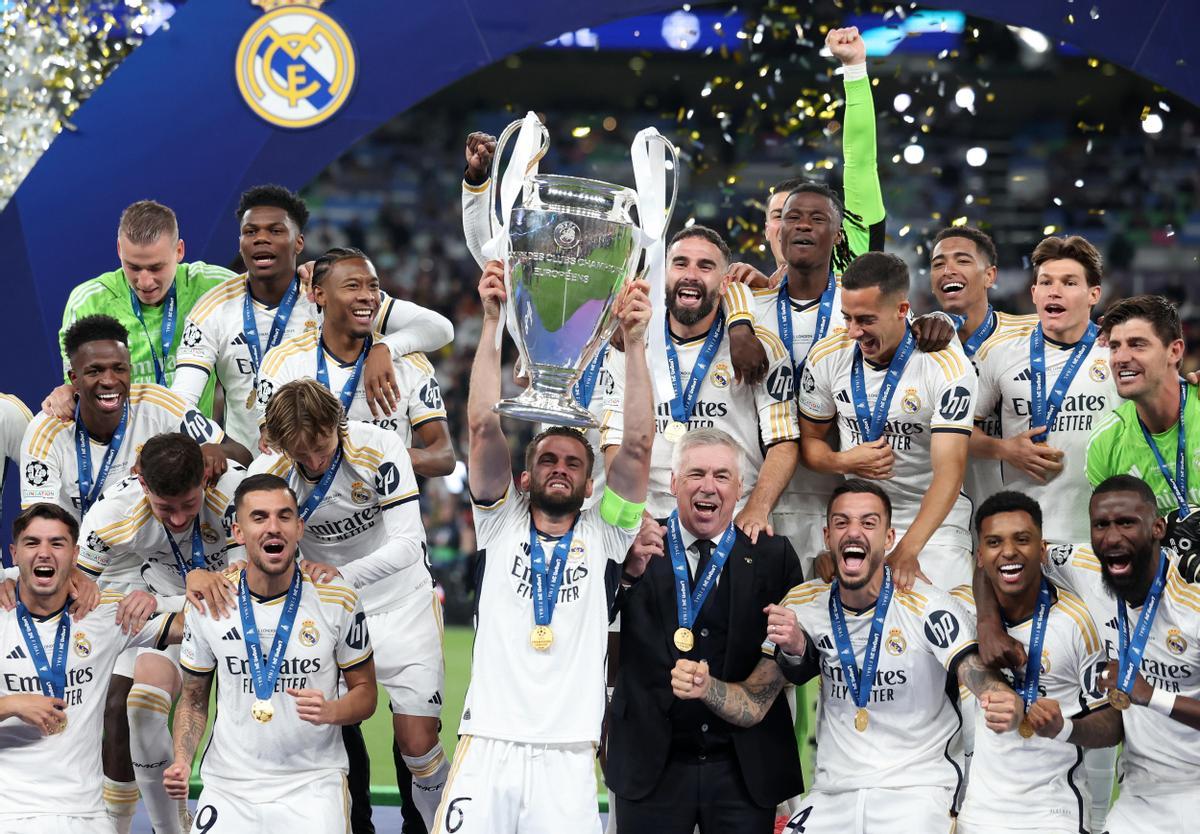 London (United Kingdom), 01/06/2024.- Real Madrid captain Nacho lifts the trophy as the team celebrate winning the UEFA Champions League final match of Borussia Dortmund against Real Madrid, in London, Britain, 01 June 2024. (Liga de Campeones, Rusia, Reino Unido, Londres) EFE/EPA/NEIL HALL