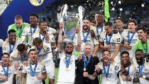 London (United Kingdom), 01/06/2024.- Real Madrid captain Nacho lifts the trophy as the team celebrate winning the UEFA Champions League final match of Borussia Dortmund against Real Madrid, in London, Britain, 01 June 2024. (Liga de Campeones, Rusia, Reino Unido, Londres) EFE/EPA/NEIL HALL