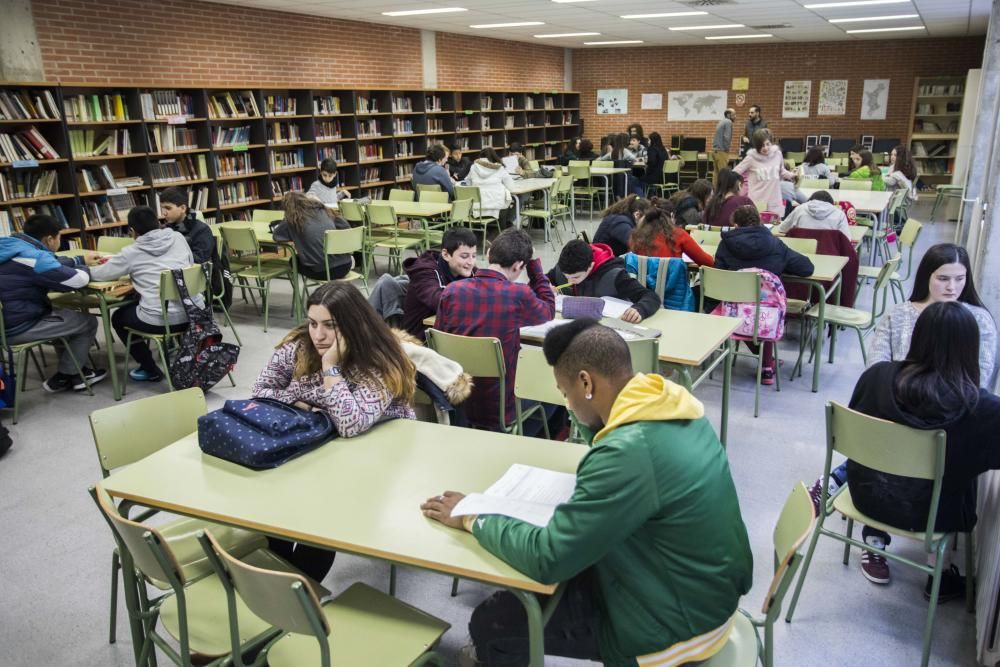 Un bibliotecari a l'IES Benicalap de València