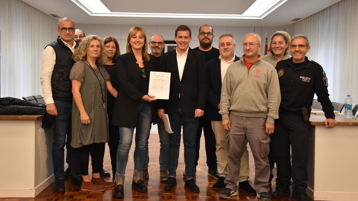 Representantes sindicales con el alcalde y la regidora tras el acuerdo en Xàtiva.