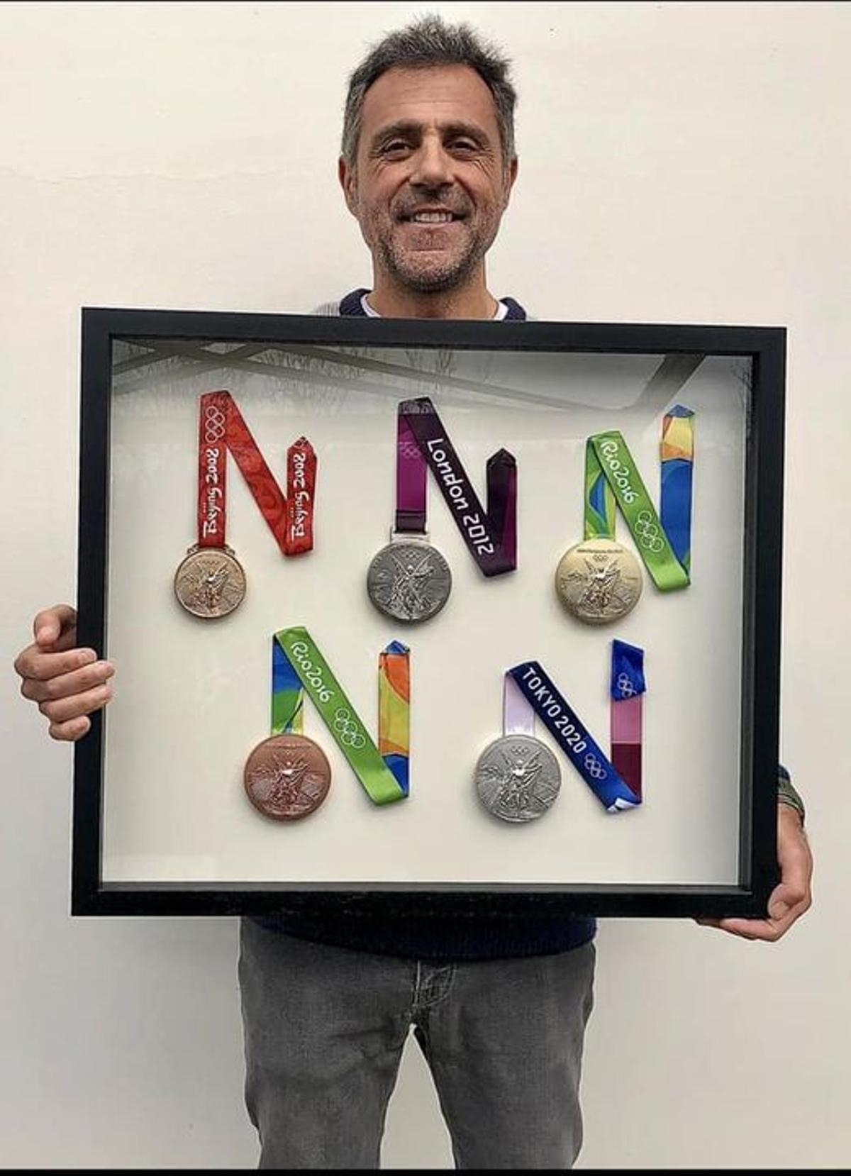 Miguel García con las cinco medallas olímpicas, detalle de Saúl Craviotto hacia el técnico luyanquin.