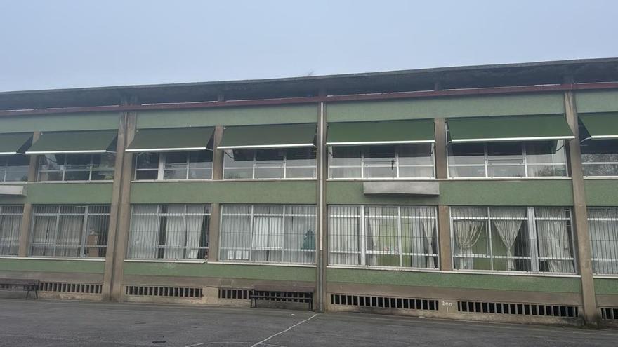 El colegio de Latores estrena toldos en sus ventanas con una inversión municipal