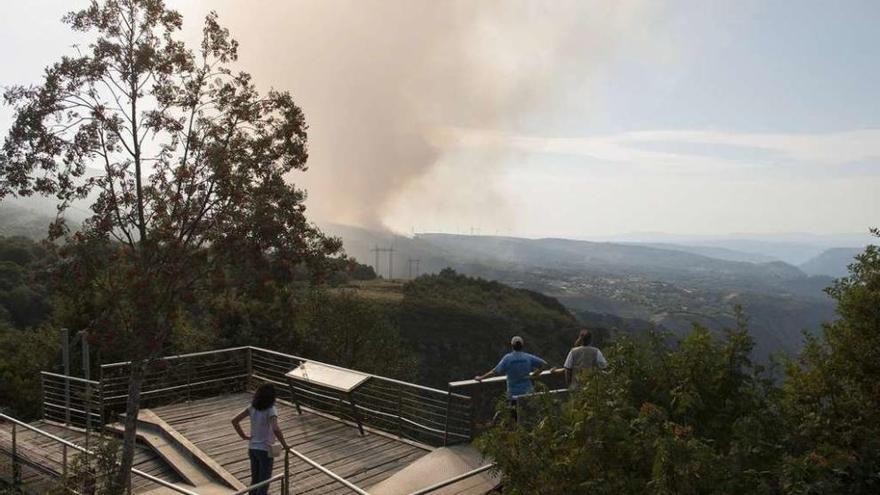 Imagen del incendio de Nogueira de Ramuín, el pasado martes. // Brais Lorenzo