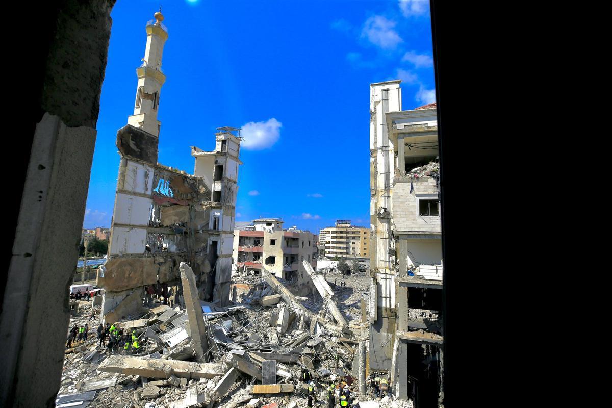 Equipos de emergencia trabajan para encontrar a supervivientes tras un ataque de israel en la ciudad libanesa de Sidon Equipos de emergencia trabajan para encontrar a supervivientes tras un ataque de israel en la ciudad libanesa de Sidon