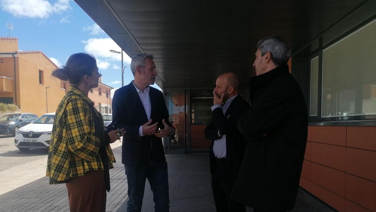 Autoridades locales y responsables de Intras, en la residencia de la Fundación.