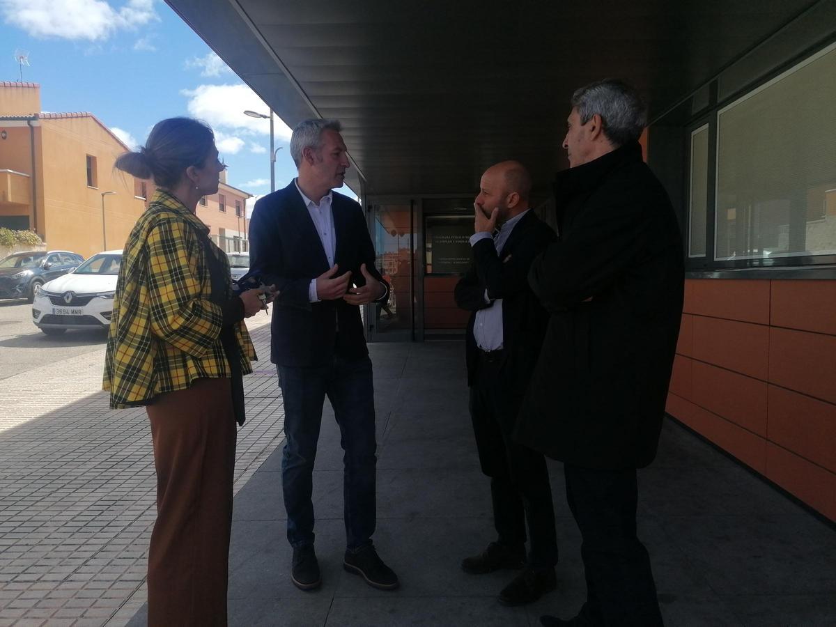 Autoridades locales y responsables de Intras, en la residencia de la Fundación.