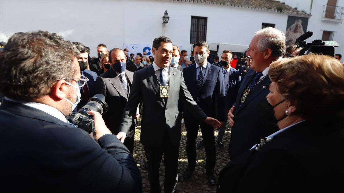 El presidente de la Junta de Andalucía, Juanma Moreno, entregado en los Dolores.