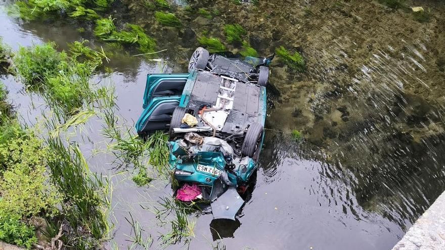 Un padre y sus hijos menores caen con el coche al río tras una colisión en Negreira