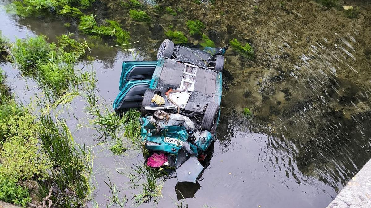 Vehículo que se precipitó al río Barcala tras una colisión en Negreira.