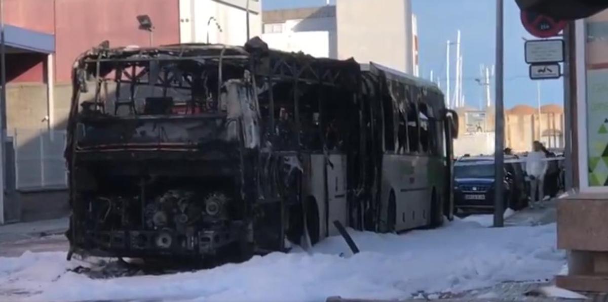 Autobús quemado en Mataró