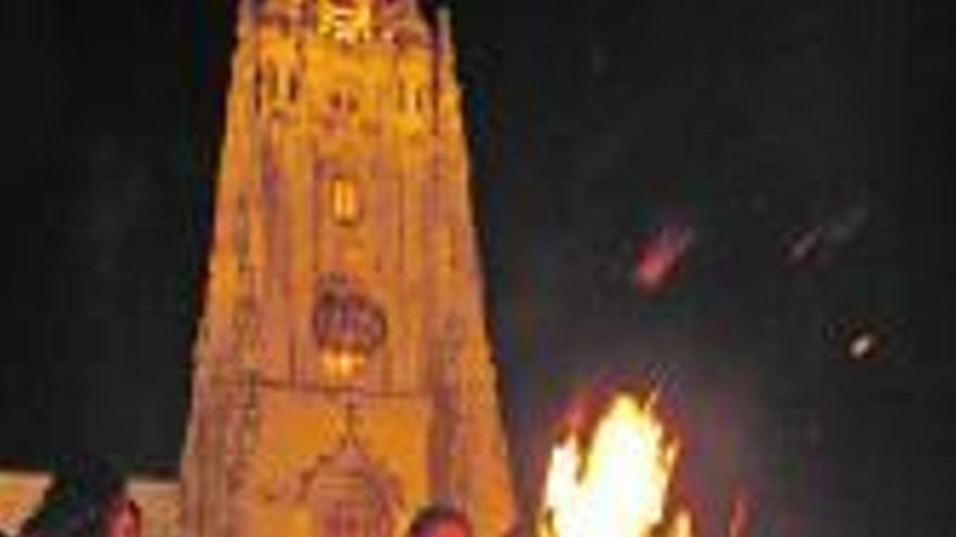 Hoguera en la plaza de la Catedral.