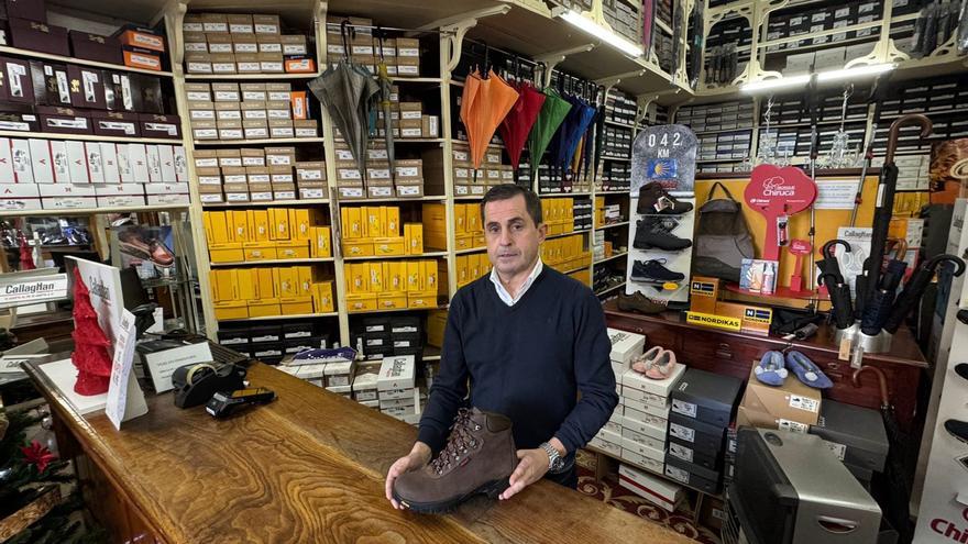 Luis Acosta ya suma más de 3 décadas al frente de un negocio que ejemplariza la tradición del comercio local. |  FdV