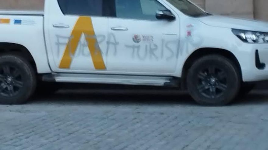 &quot;Turismo fuera&quot;: Vandalismo contra la gran apuesta de Fermoselle