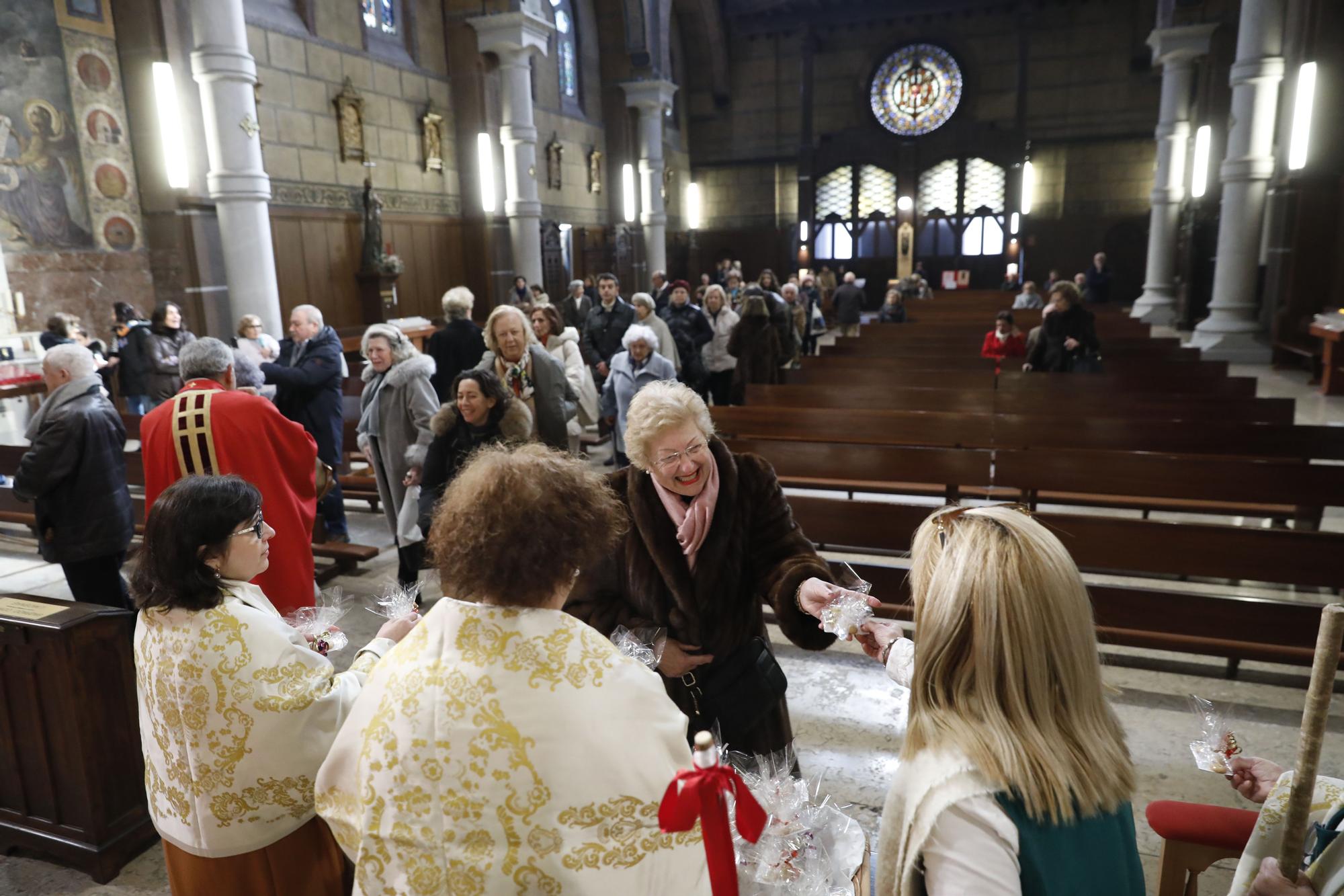 En imágenes: Misa, procesión y reparto de galletas por Santa Águeda en la Basílica