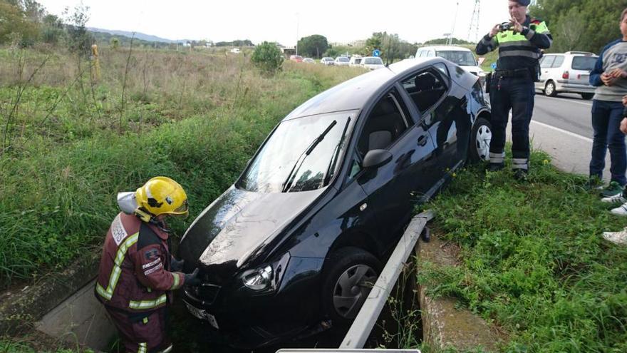 Un dels cotxes va envair el carril contrari