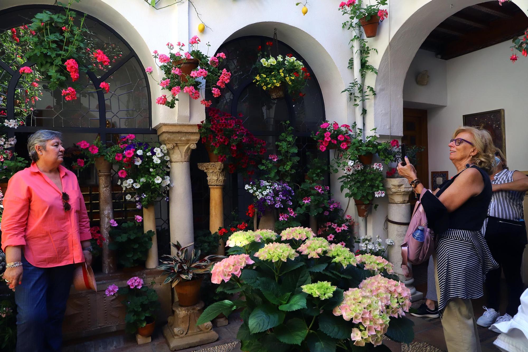 Largas colas en el primer sábado de patios