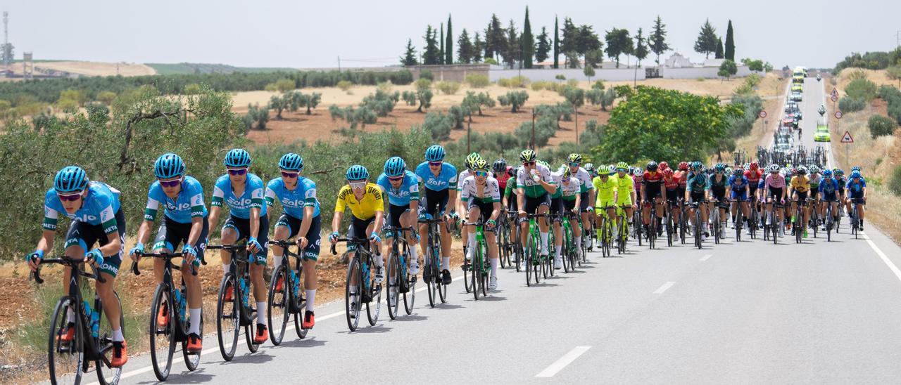 El pelotón rueda agrupada durante la segunda etapa de la Vuelta a Extremadura.