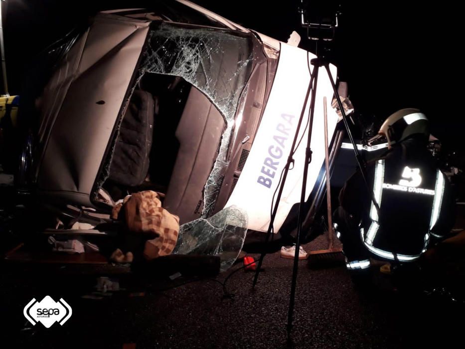 Cinco heridos en un accidente de tráfico en la Autovía del Cantábrico en Llanes.