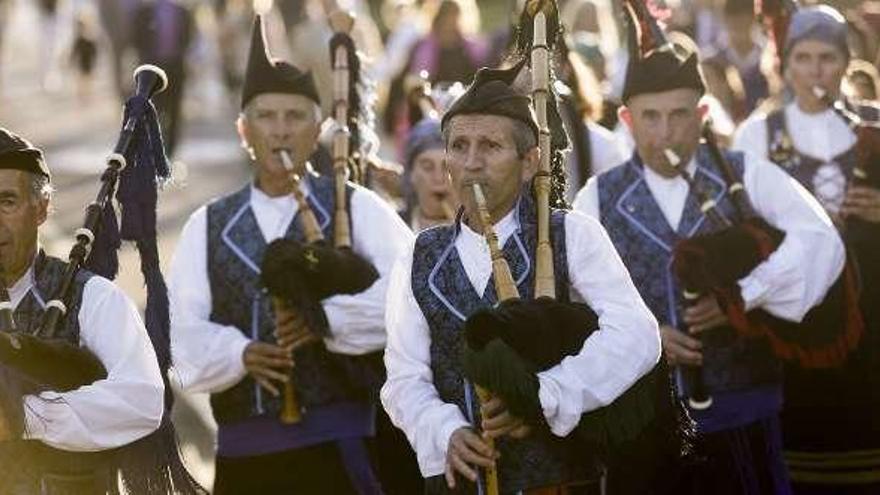 La banda de gaitas del Centro Asturiano, en el club de campo.