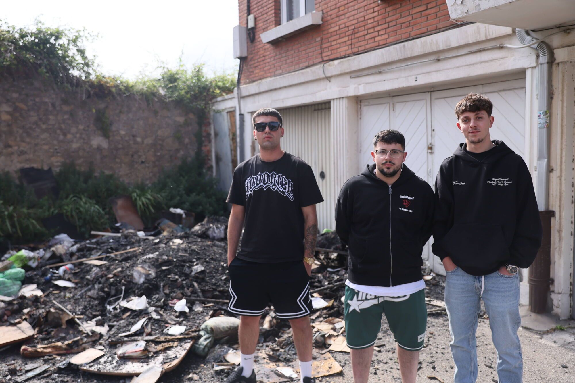 En imágenes: uno jóvenes evitan una tragedia al despertar de madrugada a los vecinos de un bloque en llamas
