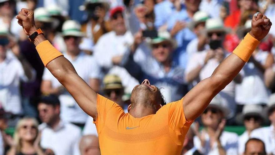 Rafa Nadal levanta los brazos celebrando su undécima victoria en Montecarlo.