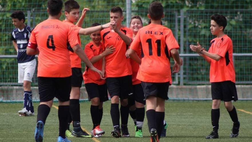 Jugadores de La Amistad celebran un gol.