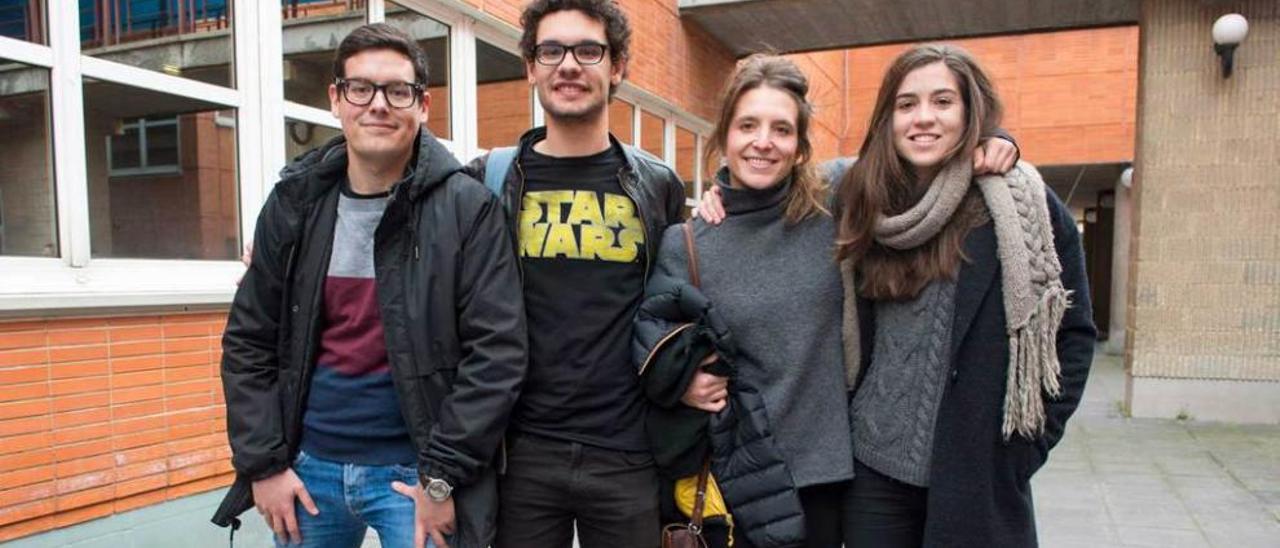 Por la izquierda los licenciados en Medicina, Pedro Romero, Anna Coll, Jordi Querolt, Gabi Castro, Marc Mir, Mauricio de Muller y Carlos Menéndez, ayer, antes de presentarse al examen MIR.