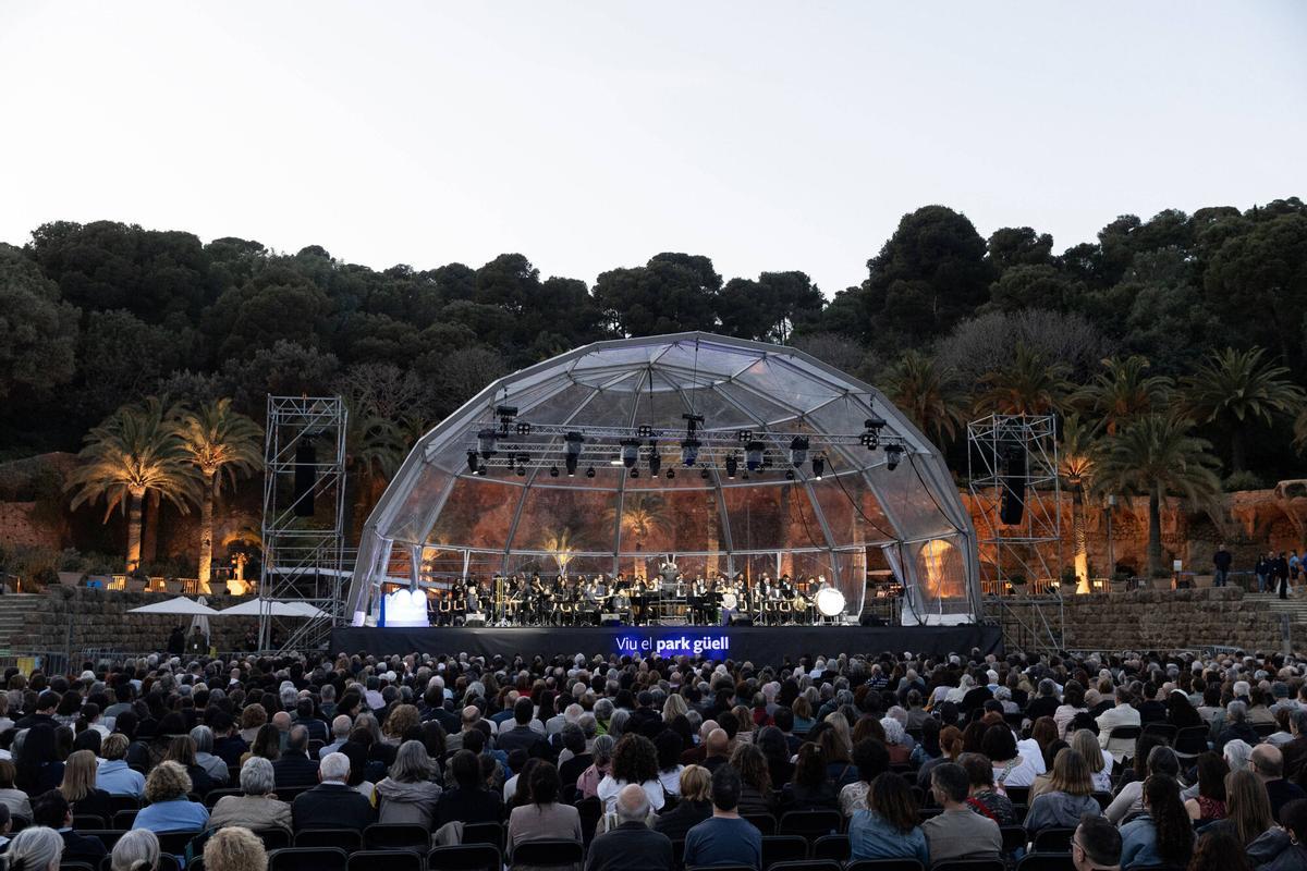 Concierto del Cor del Liceu a la Plaça de la Natura del Park Güell.