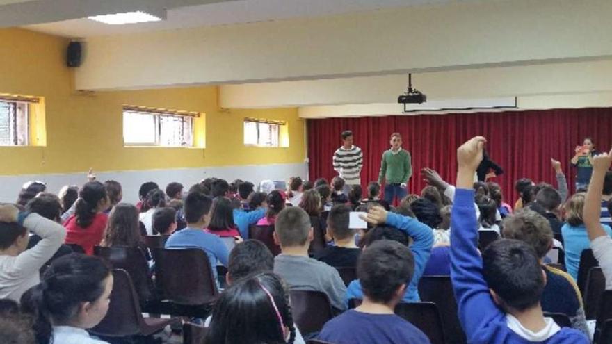 Bautista y Héctor Font, al fondo, responden a las preguntas de los alumnos del colegio de Ventanielles. real oviedo