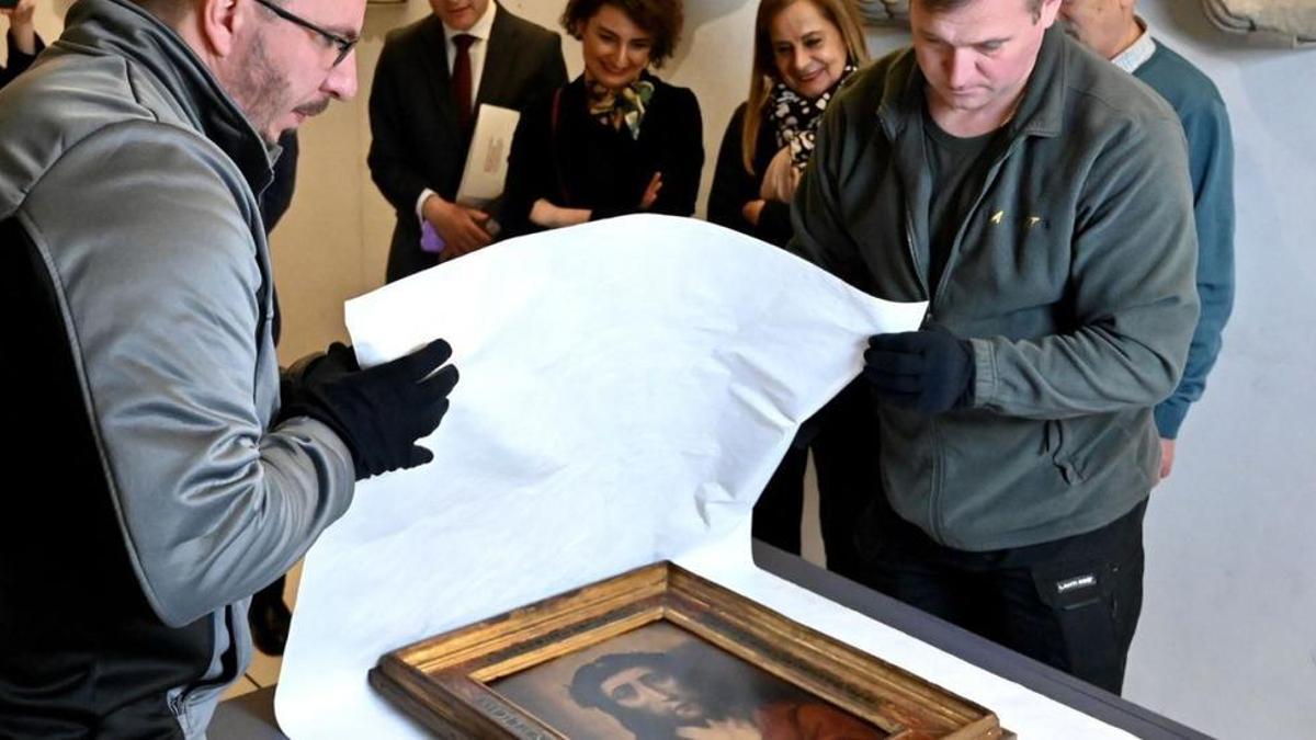 Profesionales del Museo embalan el cuadro del Ecce Homo para su traslado.