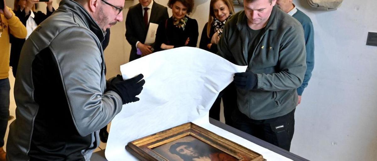 Profesionales del Museo embalan el cuadro del Ecce Homo para su traslado.