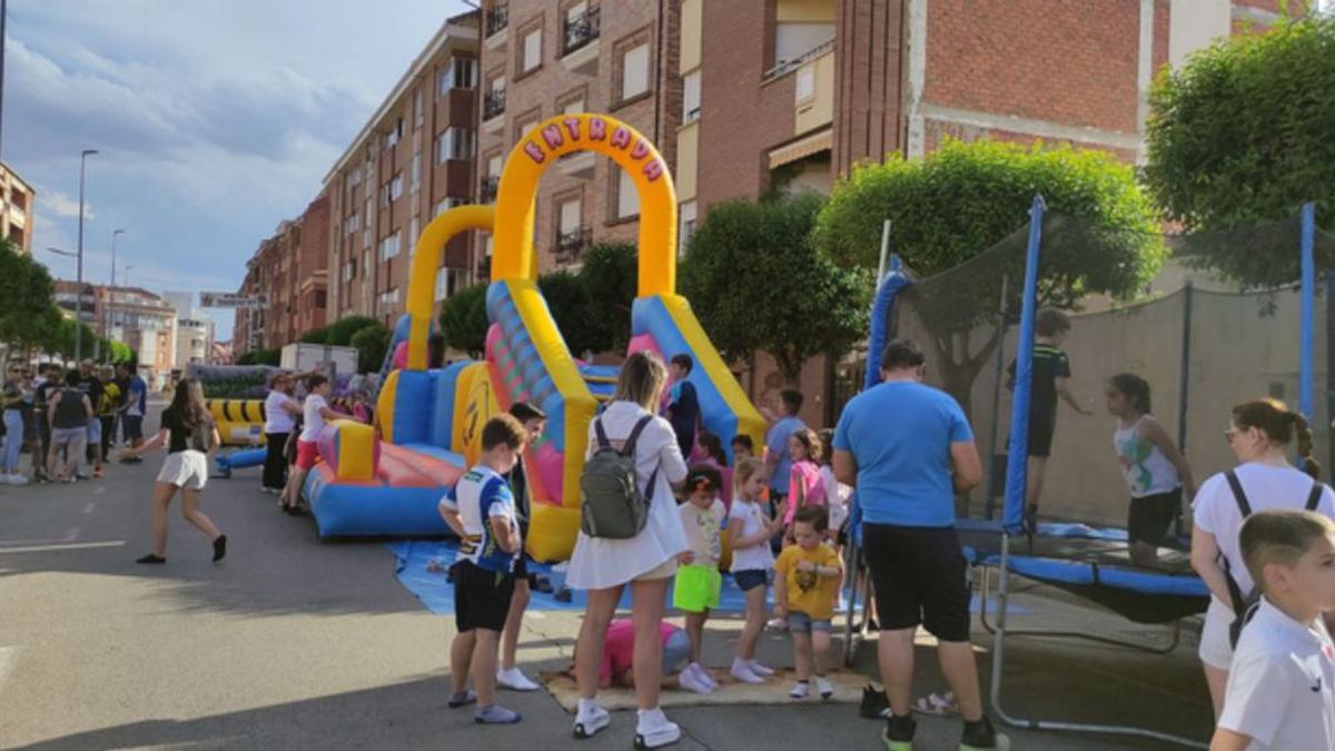 Los niños, peñistas de la Garrafón y no peñistas, disfrutaron de varios hinchables. | E. P.