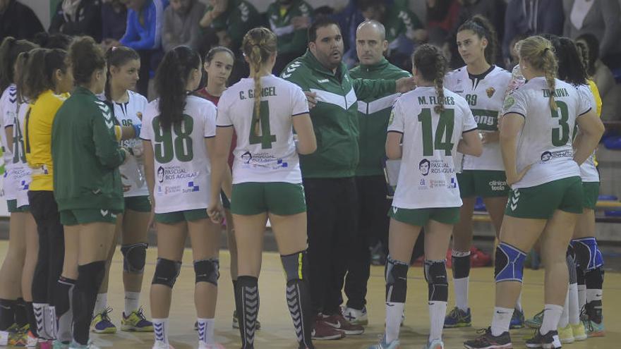 Joaquín Rocamora dando instrucciones a sus jugadoras en un tiempo muerto