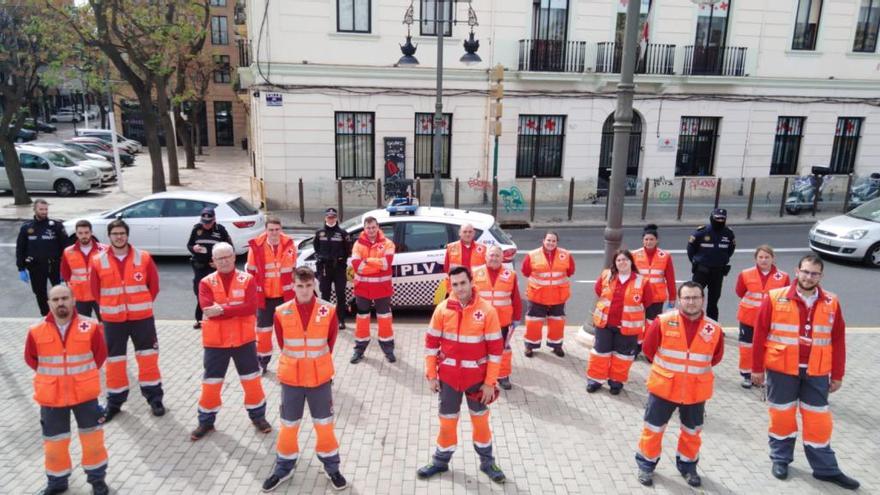 Imagen de algunos voluntarios de Cruz Roja realizando labores humanitarias.