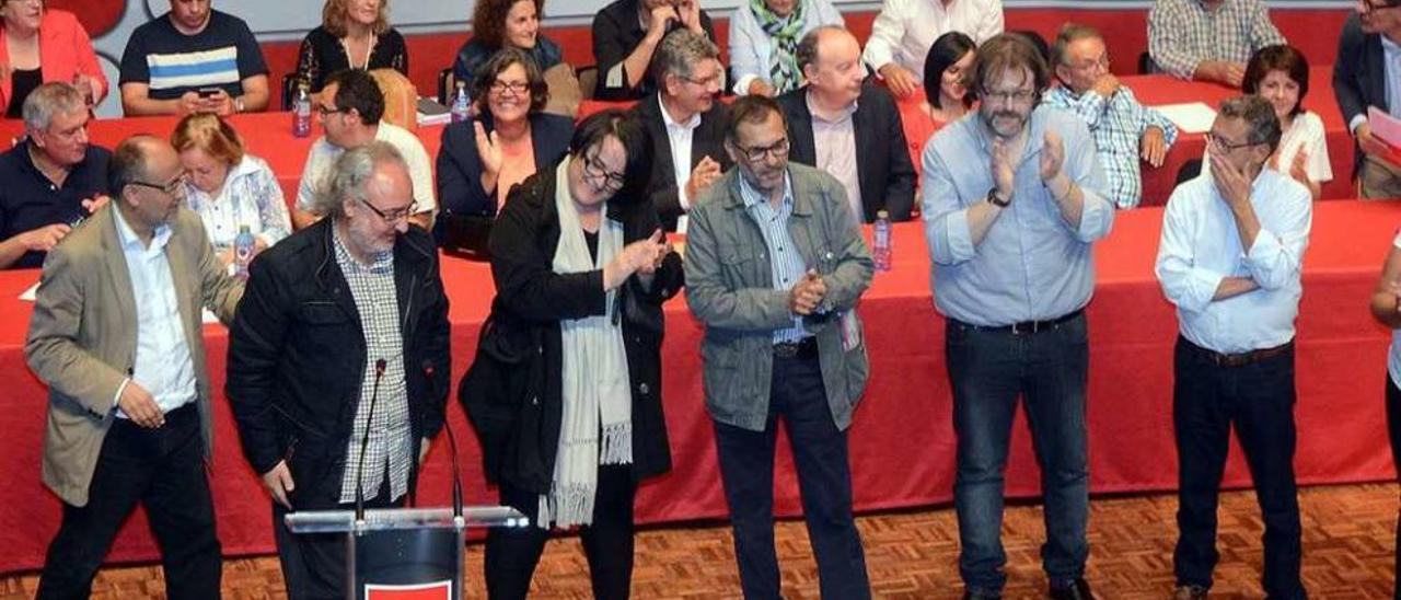 La reunión del comité provincial celebrado ayer para decidir las listas al Congreso y el Senado. // R. V.