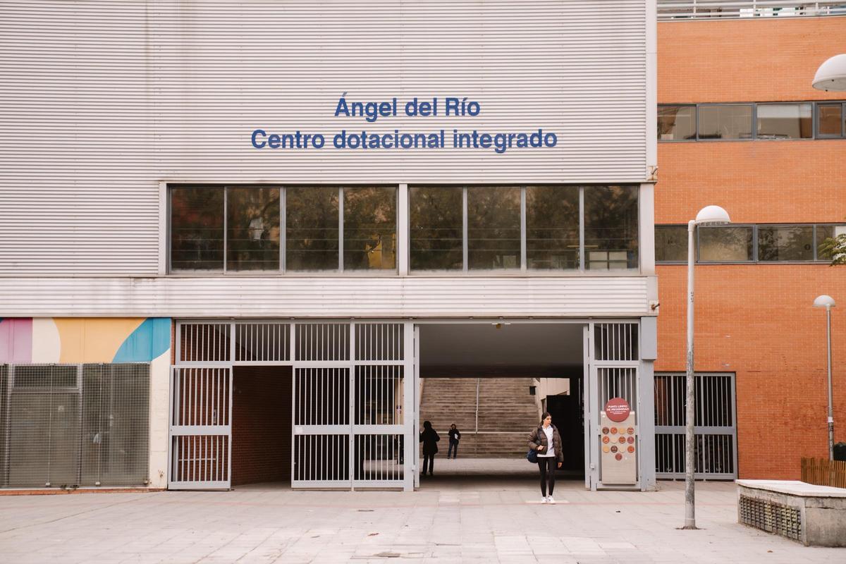 ⁠Exterior del Centro Dotacional Integrado Ángel del Río, perteneciente al distrito de Arganzuela